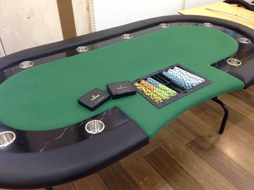 ポーカーテーブル素材で楽しむカードゲーム
